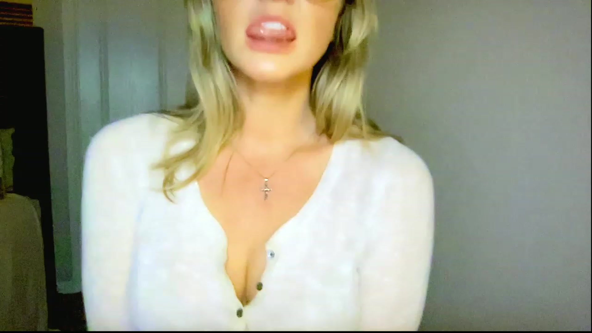 Gallery image thumbnail from Xonakitaxo's myfreecams stream on, 03/22/2023, 05:05 image 1 of 20