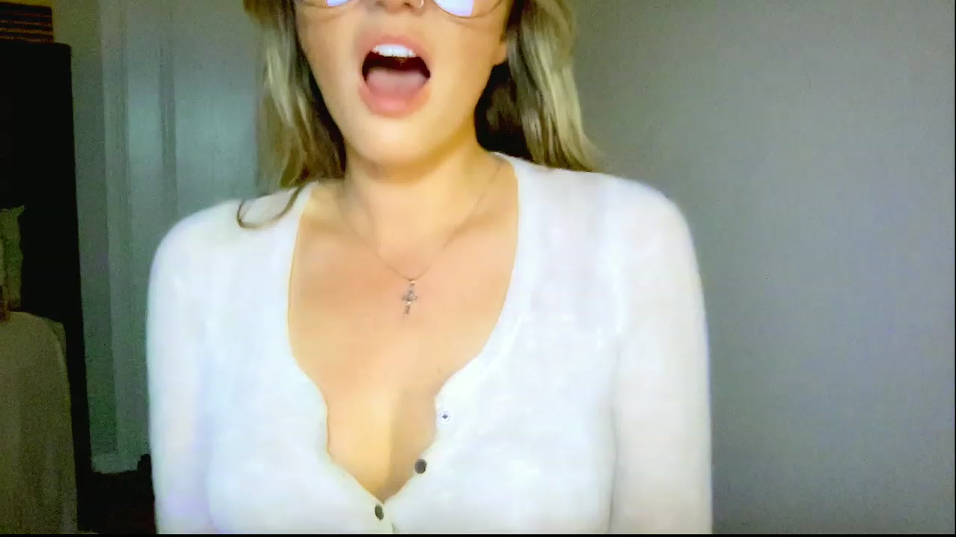 Gallery image thumbnail from Xonakitaxo's myfreecams stream on, 03/22/2023, 05:05 image 3 of 20