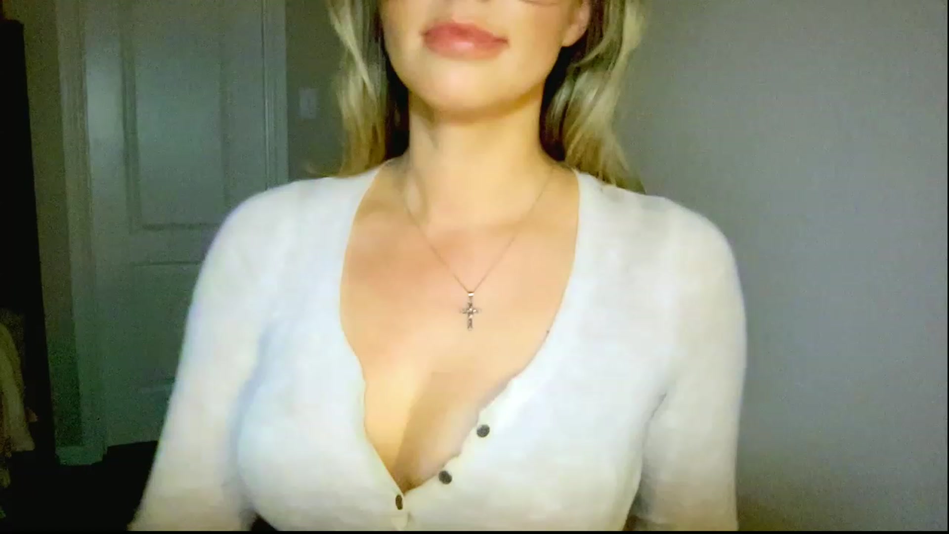 Gallery image thumbnail from Xonakitaxo's myfreecams stream on, 03/22/2023, 06:02 image 12 of 20