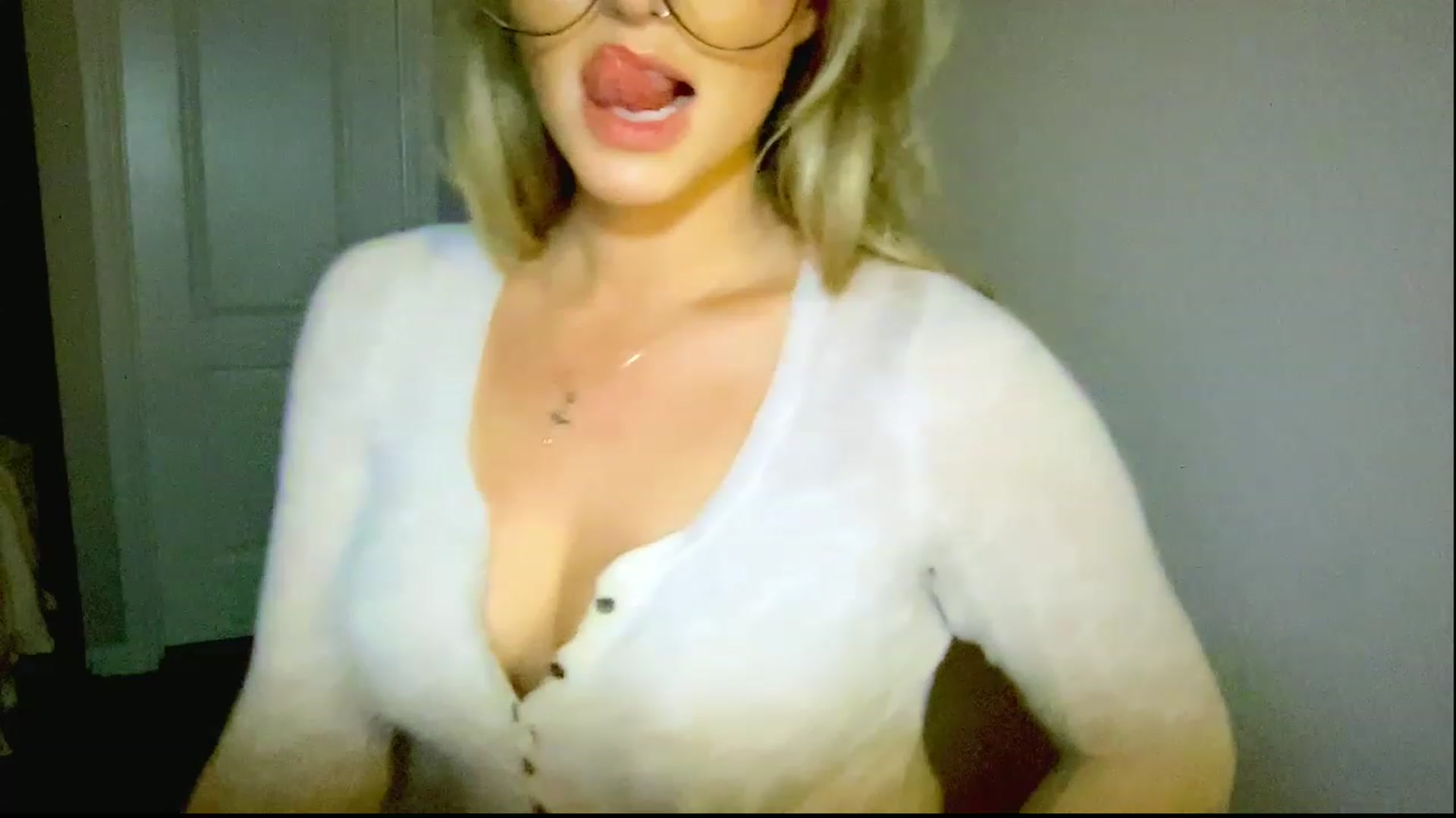 Gallery image thumbnail from Xonakitaxo's myfreecams stream on, 03/22/2023, 06:02 image 16 of 20