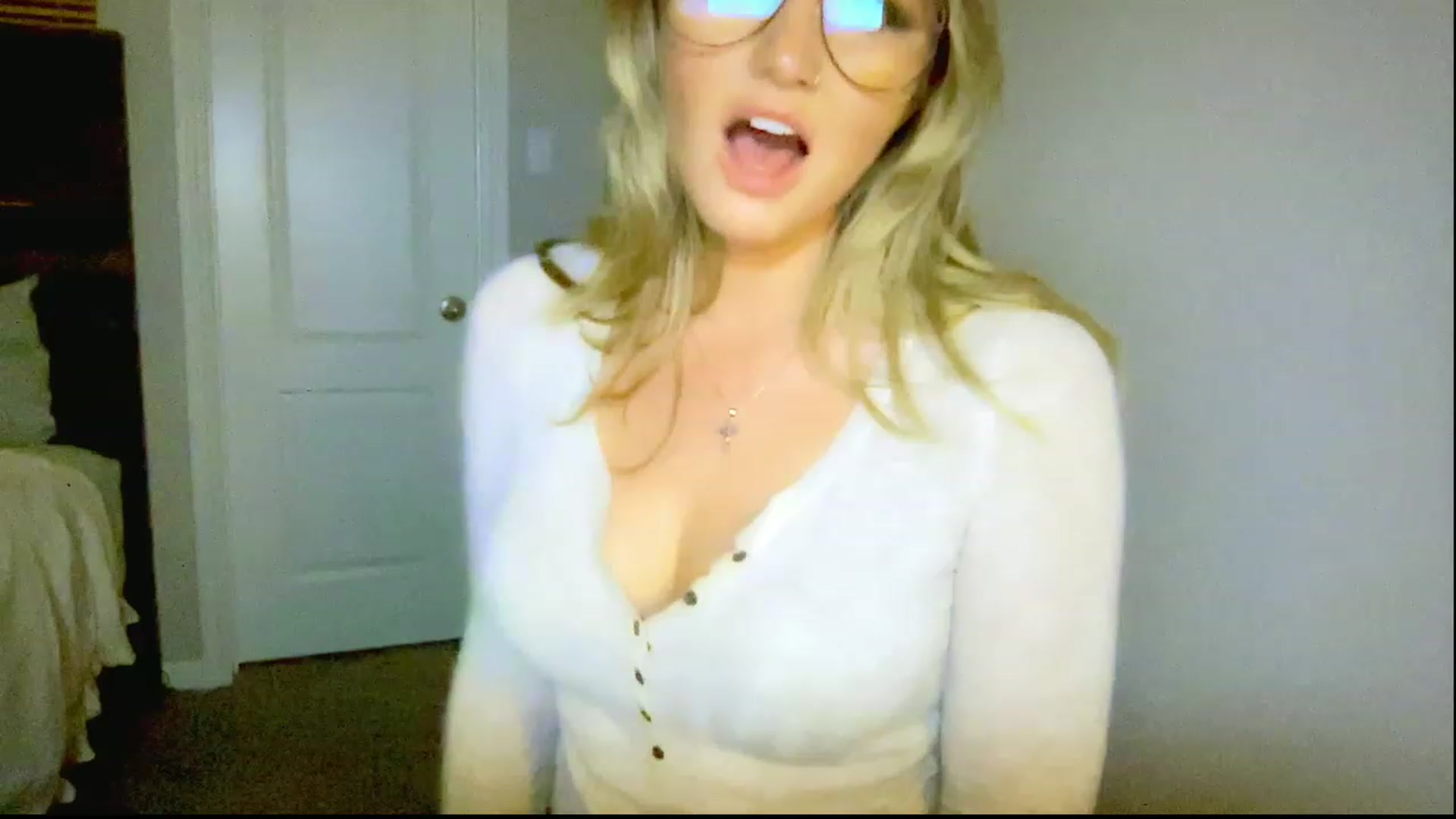 Gallery image thumbnail from Xonakitaxo's myfreecams stream on, 03/22/2023, 06:02 image 6 of 20