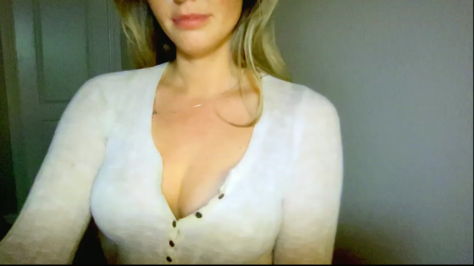 Gallery image thumbnail from Xonakitaxo's myfreecams stream on, 03/22/2023, 06:02 image 20 of 20