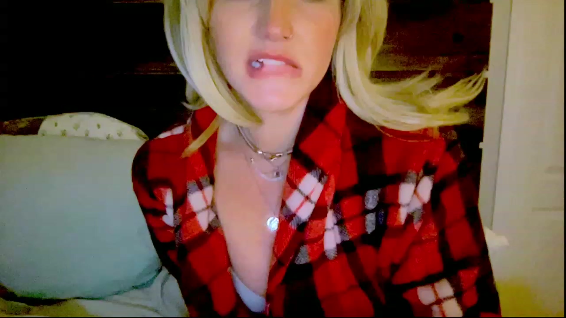 Gallery image thumbnail from Xonakitaxo's myfreecams stream on, 03/30/2023, 05:28 image 2 of 20