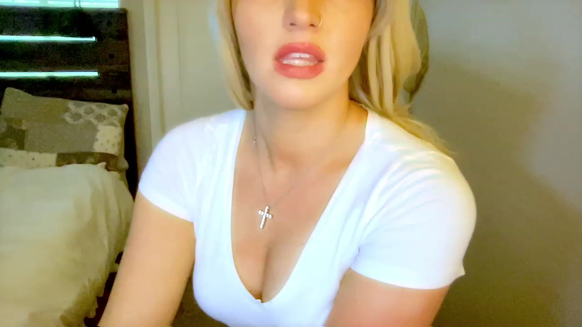 Gallery image thumbnail from Xonakitaxo's myfreecams stream on, 04/26/2023, 24:23 image 17 of 20