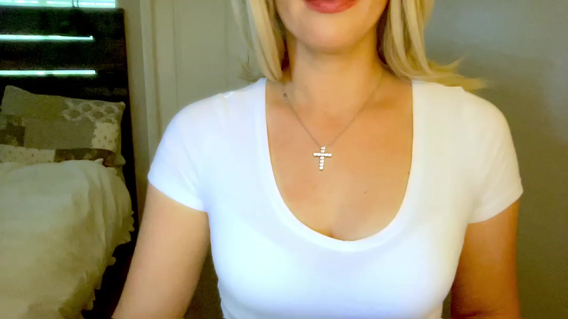 Gallery image thumbnail from Xonakitaxo's myfreecams stream on, 04/26/2023, 24:23 image 10 of 20