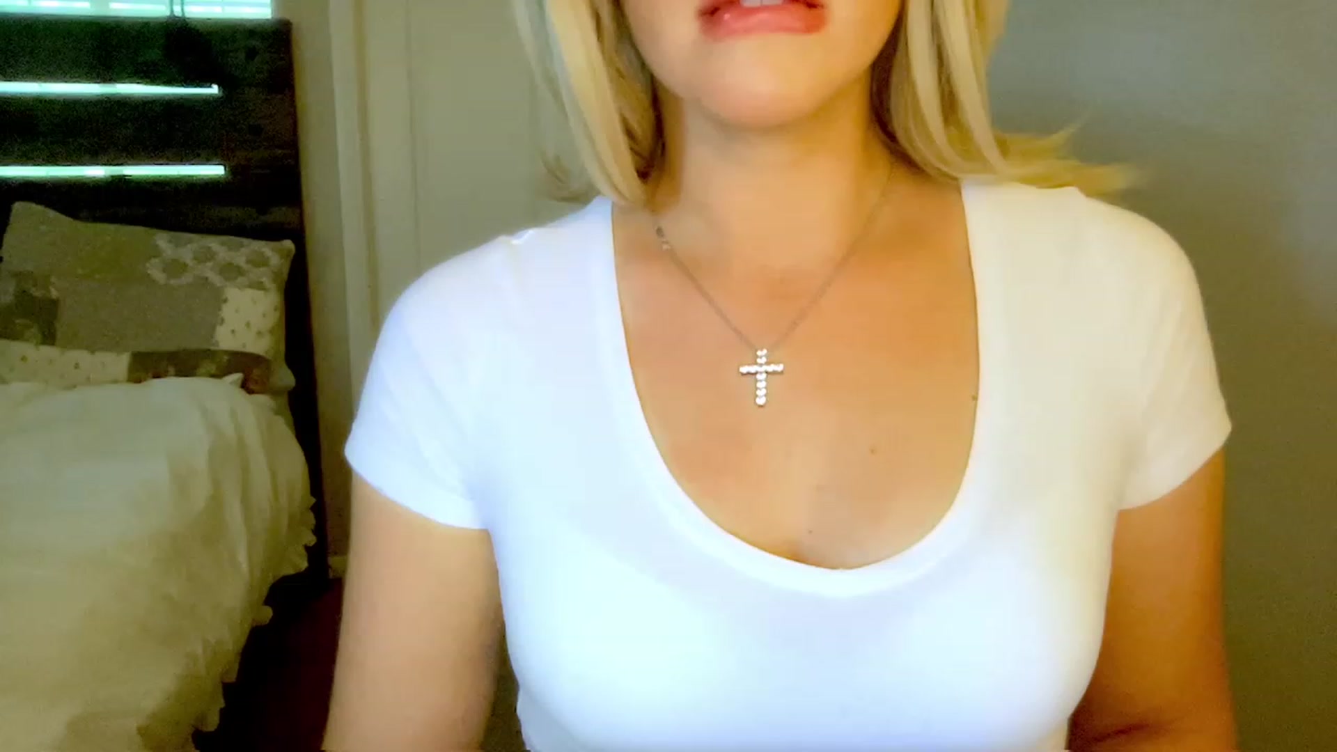 Gallery image thumbnail from Xonakitaxo's myfreecams stream on, 04/26/2023, 24:23 image 12 of 20