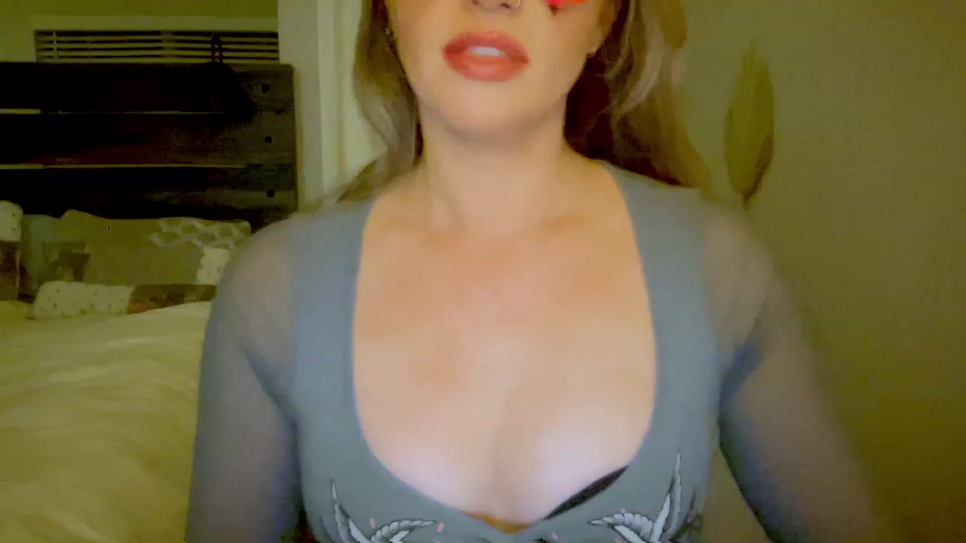 Gallery image thumbnail from Xonakitaxo's myfreecams stream on, 04/28/2023, 03:00 image 3 of 20