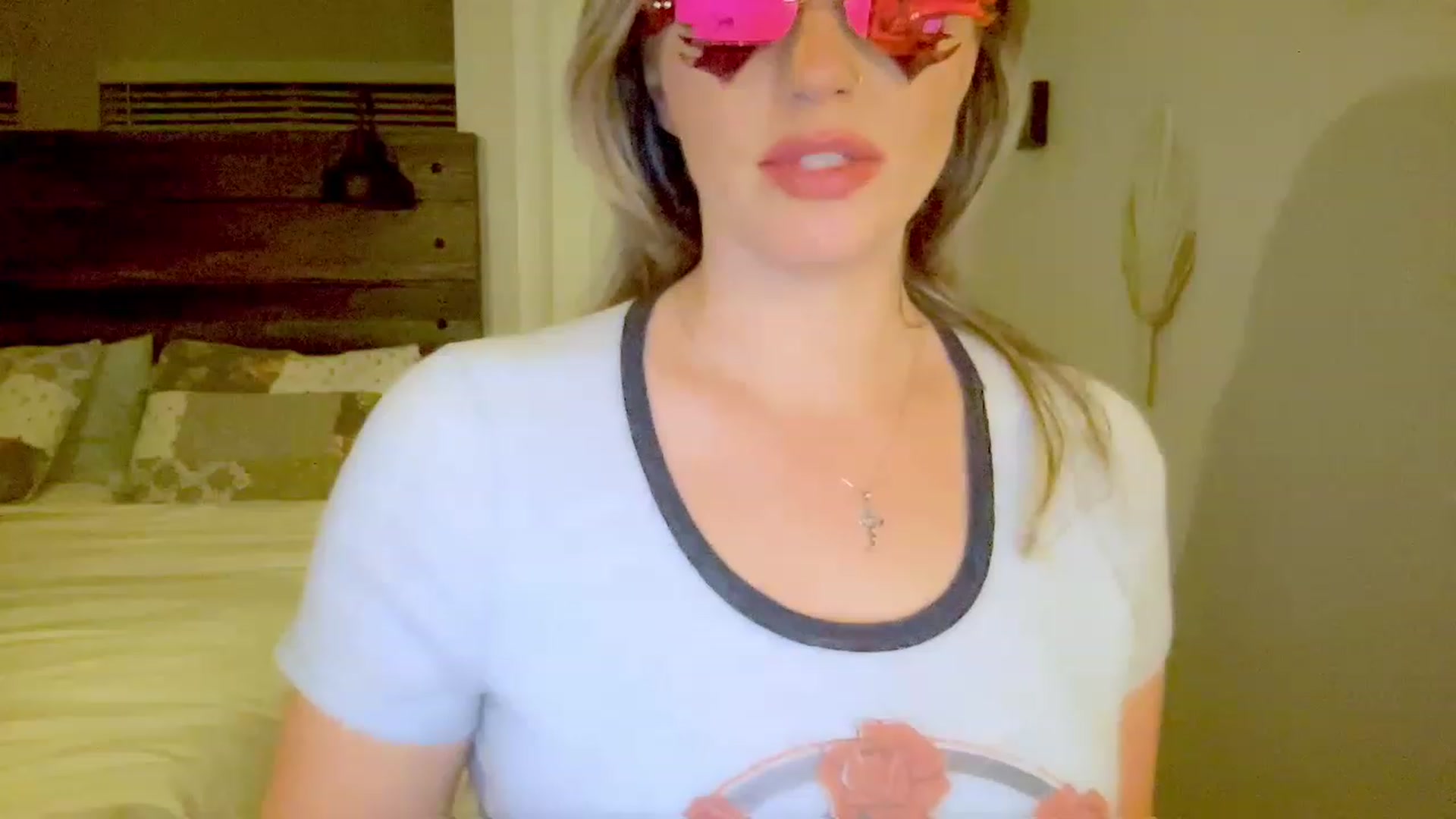 Gallery image thumbnail from Xonakitaxo's myfreecams stream on, 05/07/2023, 06:34 image 10 of 20