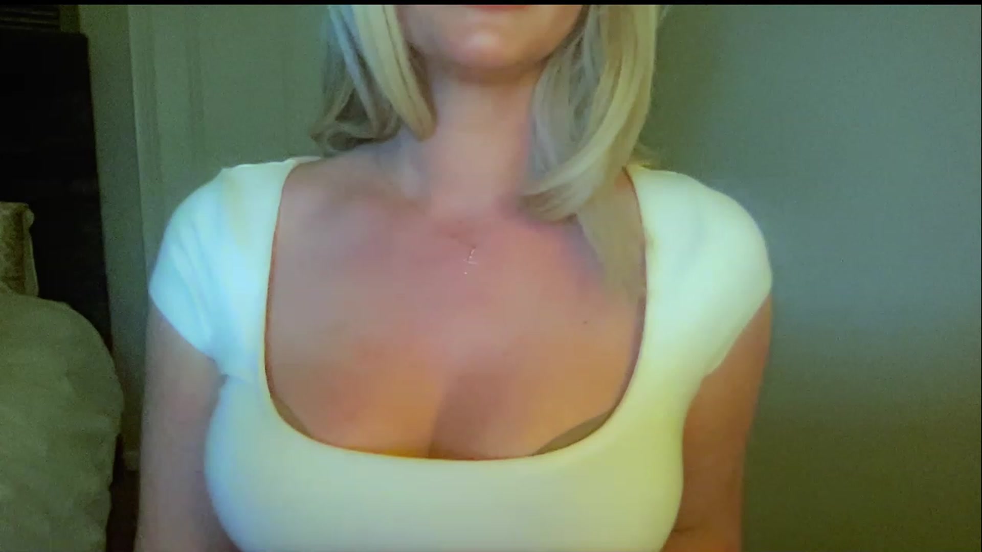 Gallery image thumbnail from Xonakitaxo's myfreecams stream on, 06/20/2023, 05:37 image 19 of 20