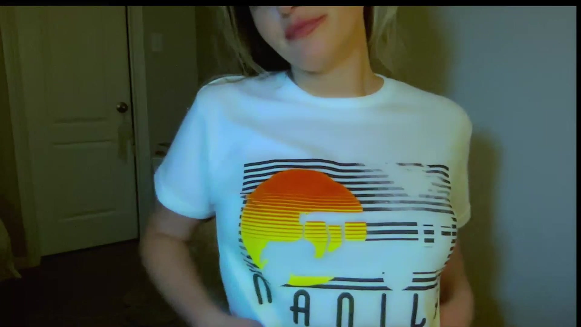 Gallery image thumbnail from Xonakitaxo's myfreecams stream on, 07/21/2023, 08:15 image 7 of 20