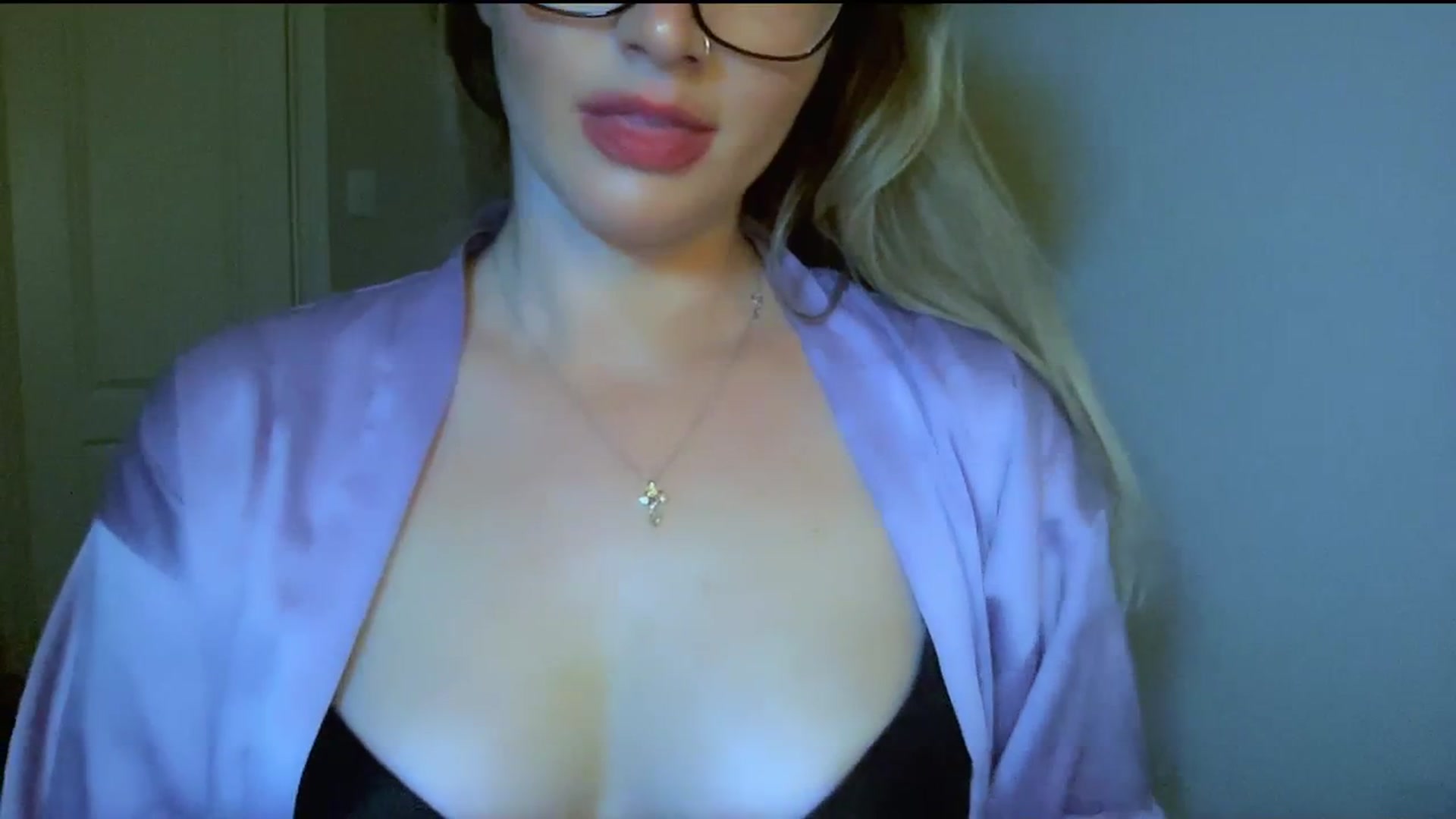 Gallery image thumbnail from Xonakitaxo's myfreecams stream on, 08/03/2023, 07:43 image 8 of 20