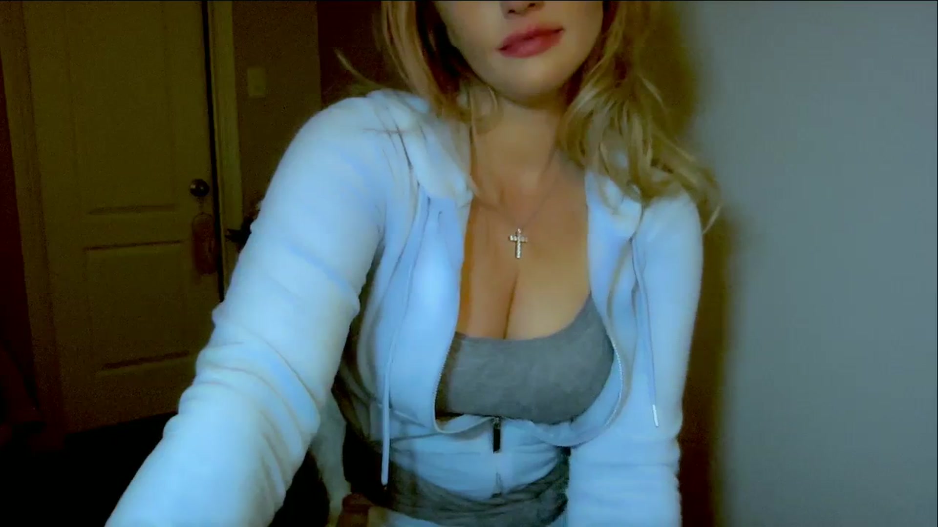 Gallery image thumbnail from Xonakitaxo's myfreecams stream on, 12/05/2023, 04:51 image 4 of 20