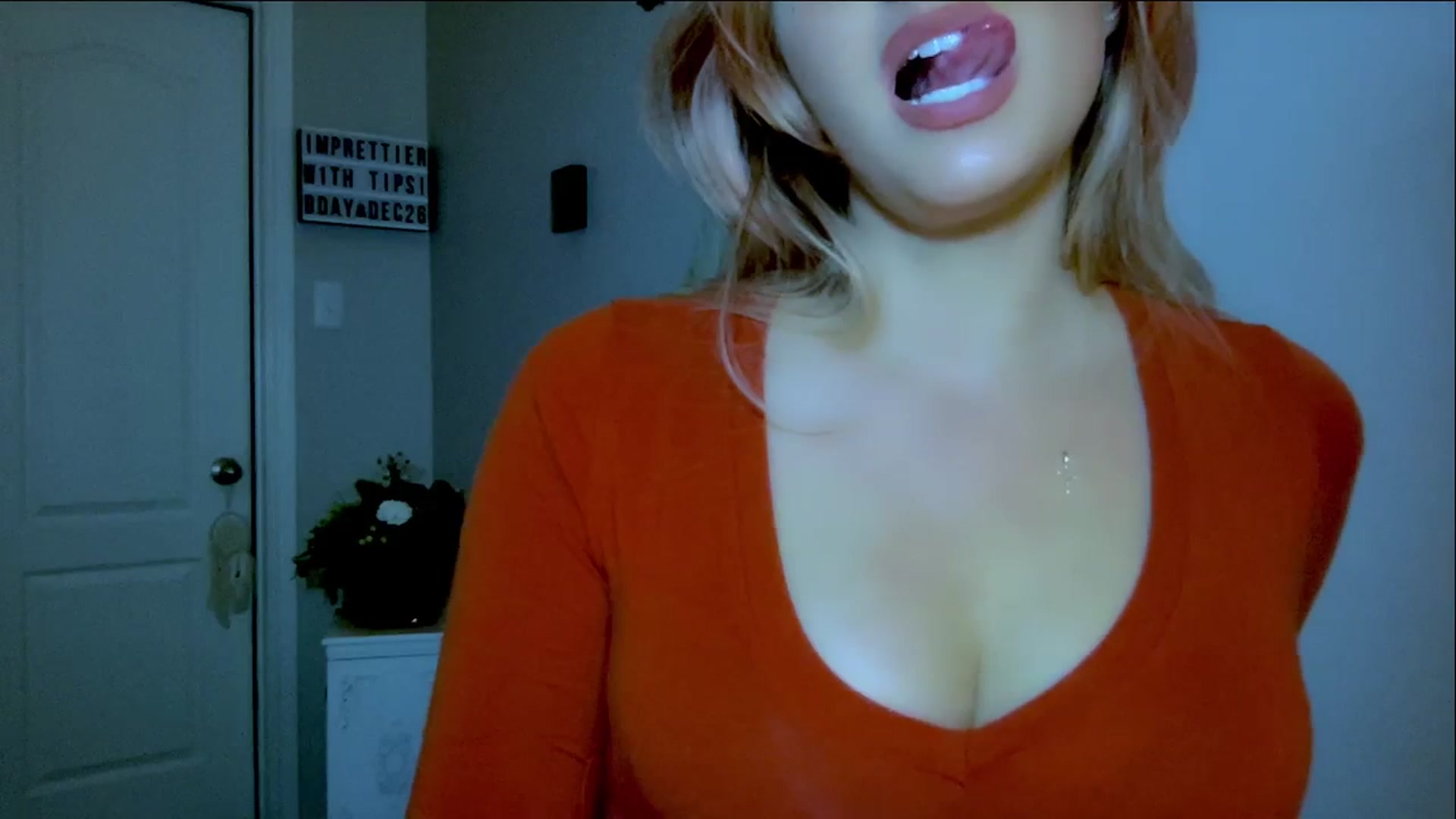 Gallery image thumbnail from Xonakitaxo's myfreecams stream on, 12/10/2023, 07:53 image 15 of 20