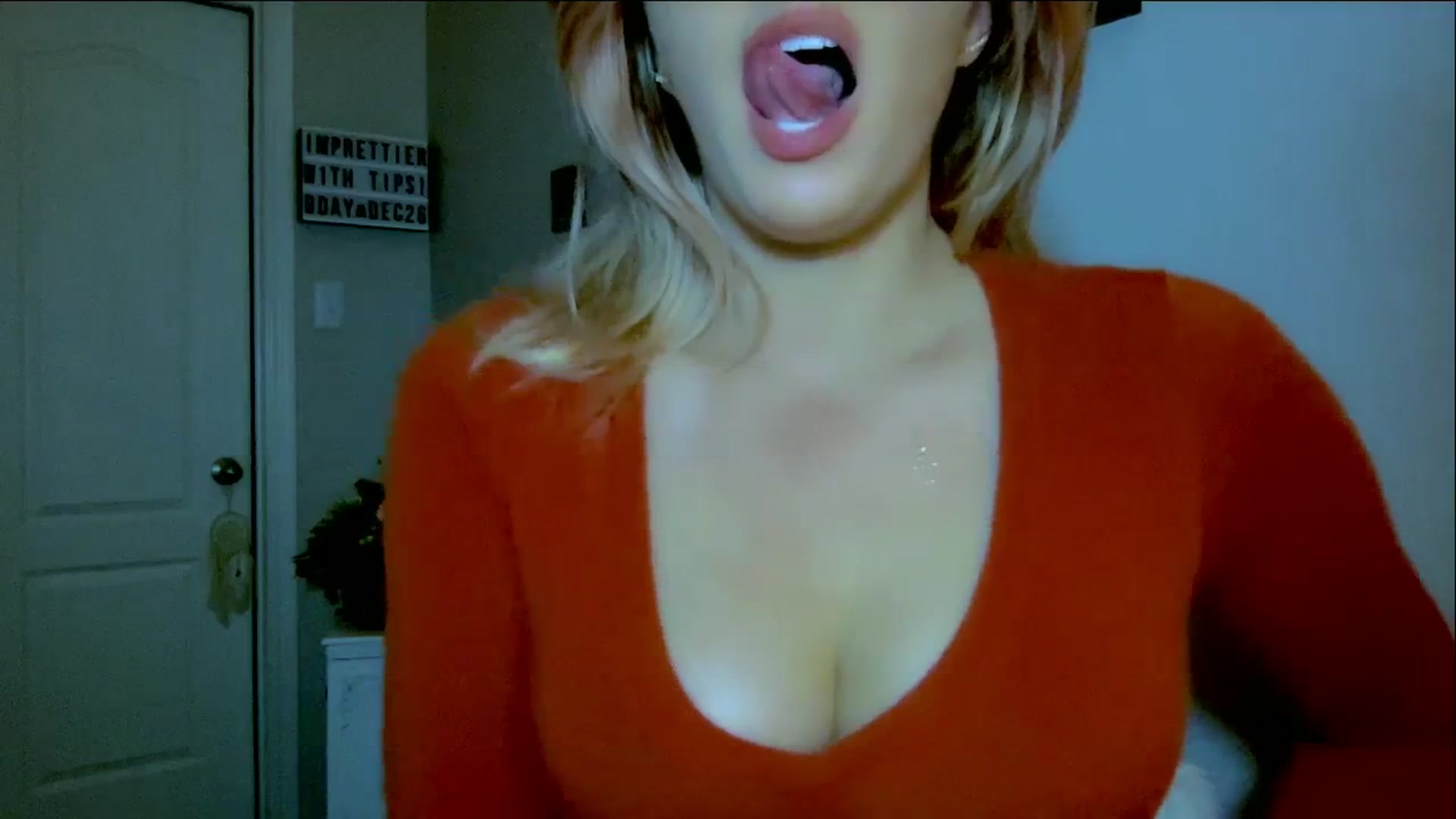 Gallery image thumbnail from Xonakitaxo's myfreecams stream on, 12/10/2023, 07:53 image 11 of 20