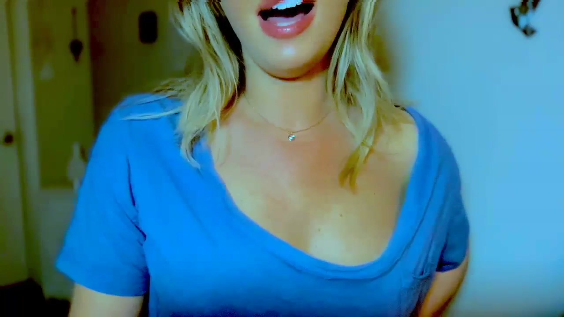Gallery image thumbnail from Xonakitaxo's myfreecams stream on, 03/28/2024, 04:28 image 12 of 20