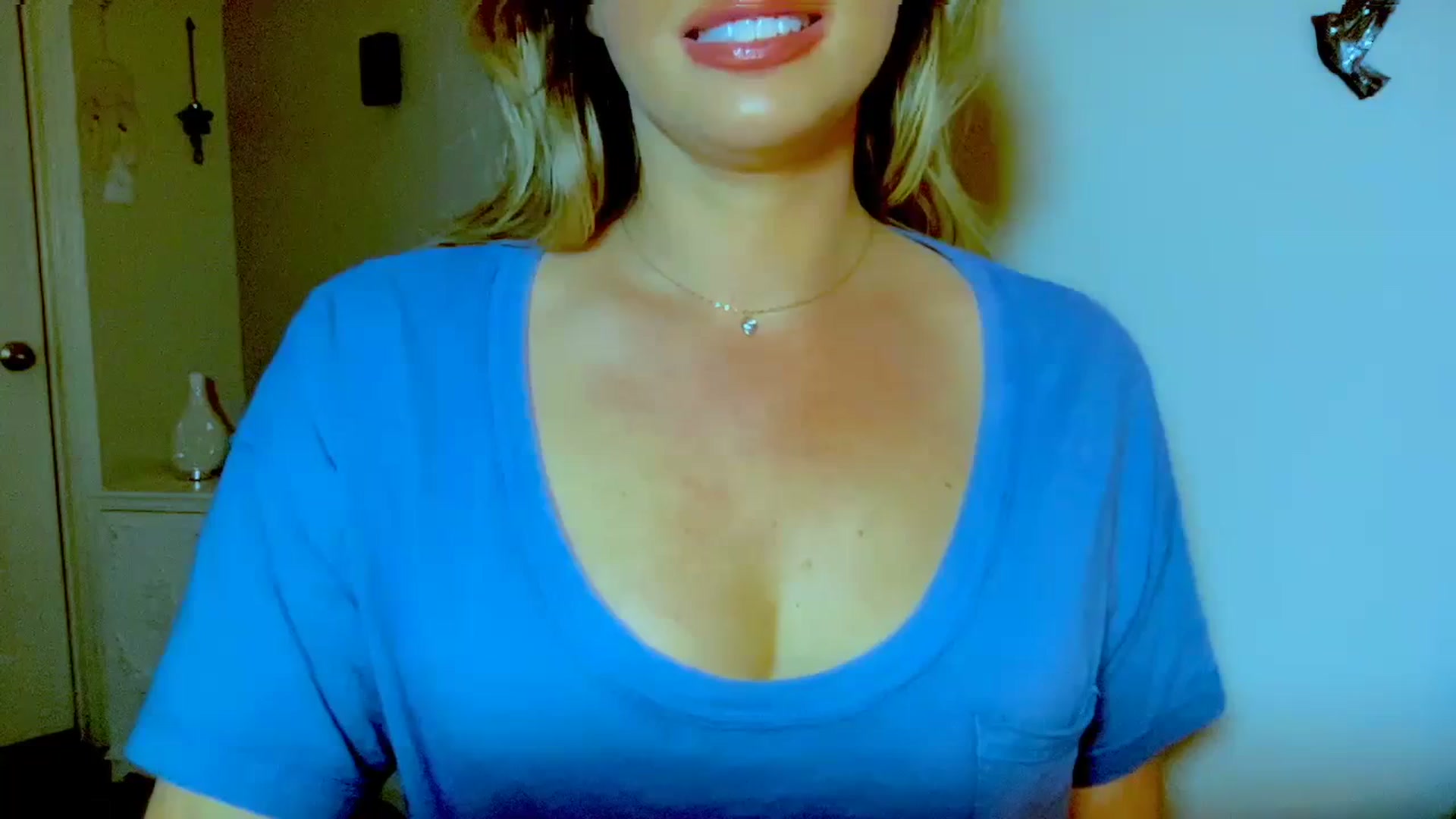 Gallery image thumbnail from Xonakitaxo's myfreecams stream on, 03/28/2024, 04:28 image 3 of 20