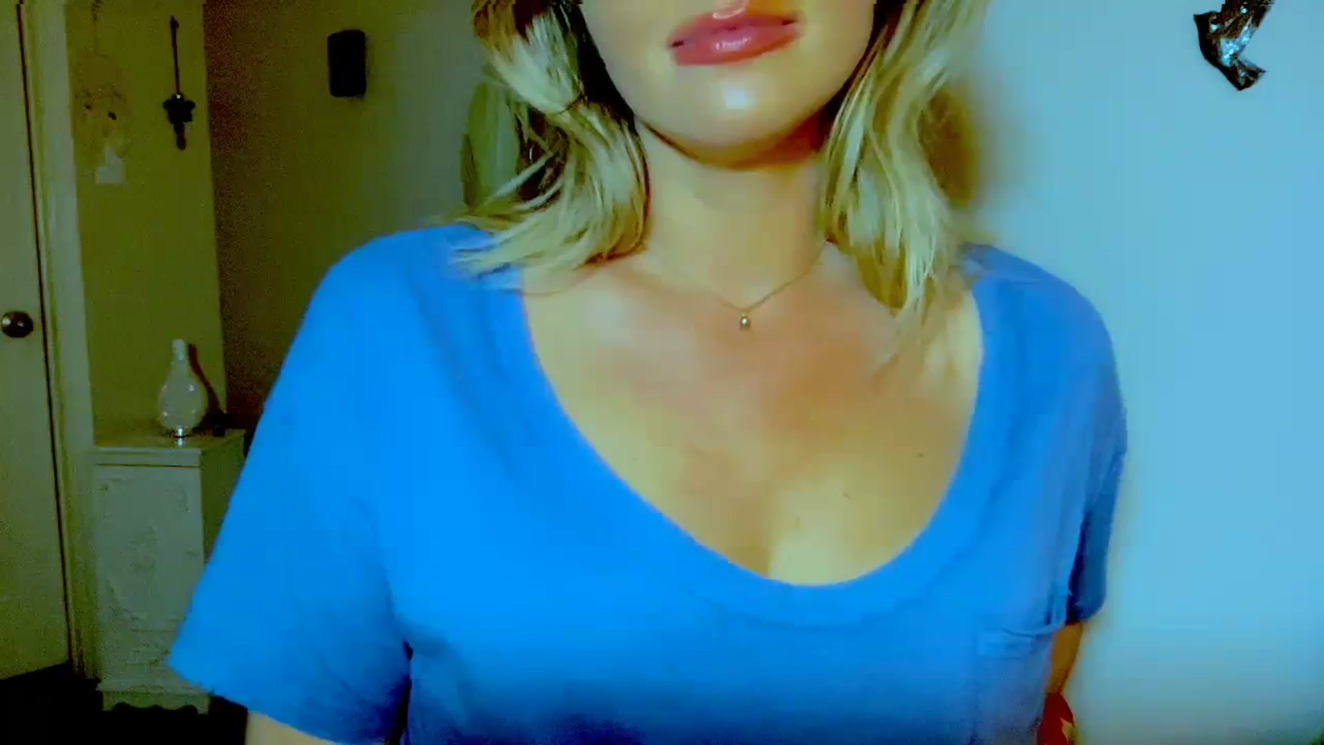 Gallery image thumbnail from Xonakitaxo's myfreecams stream on, 03/28/2024, 04:28 image 5 of 20