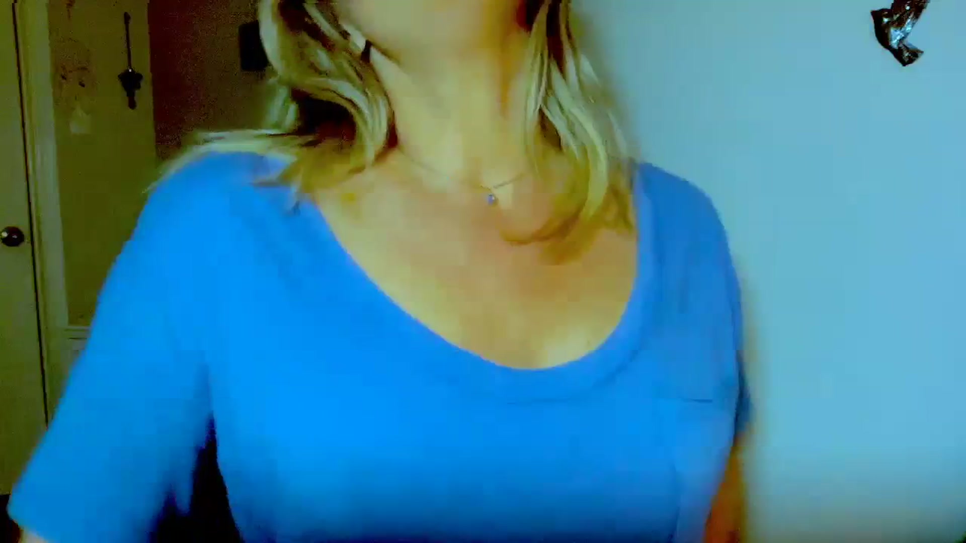 Gallery image thumbnail from Xonakitaxo's myfreecams stream on, 03/28/2024, 04:28 image 10 of 20