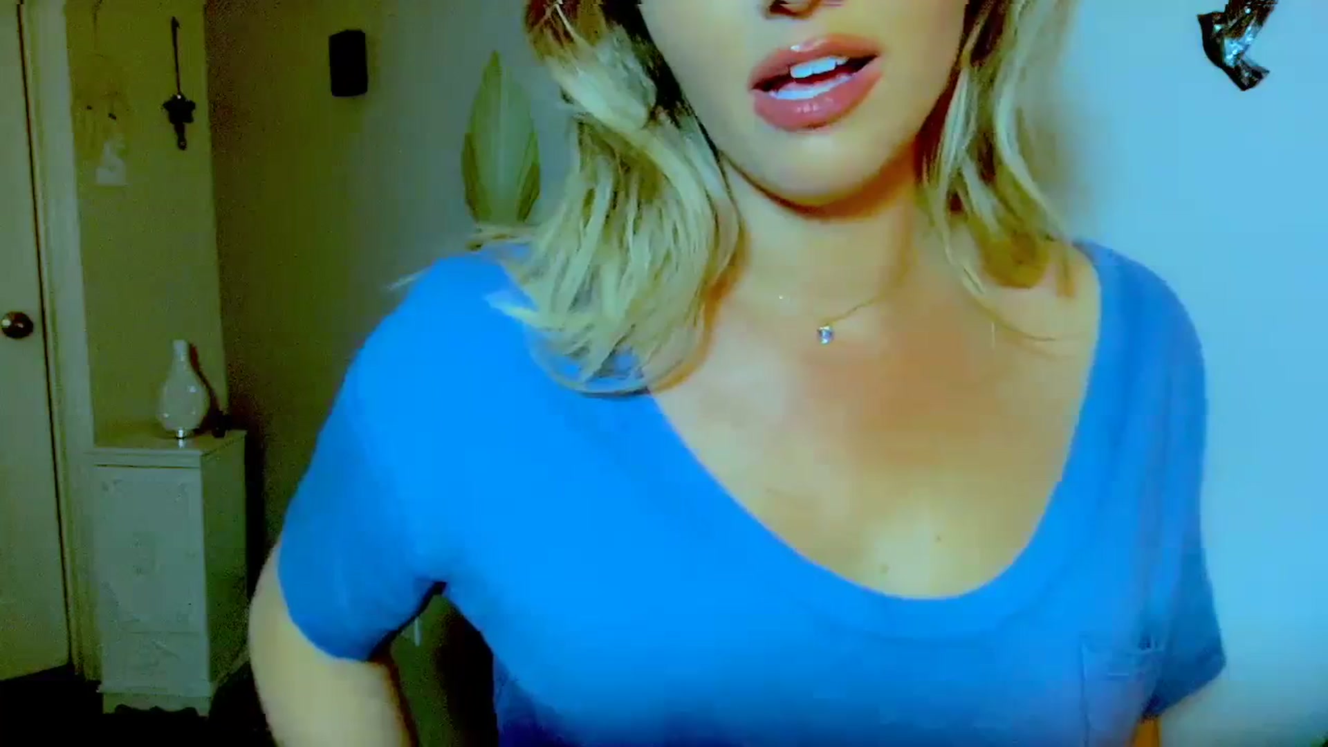 Gallery image thumbnail from Xonakitaxo's myfreecams stream on, 03/28/2024, 04:28 image 2 of 20