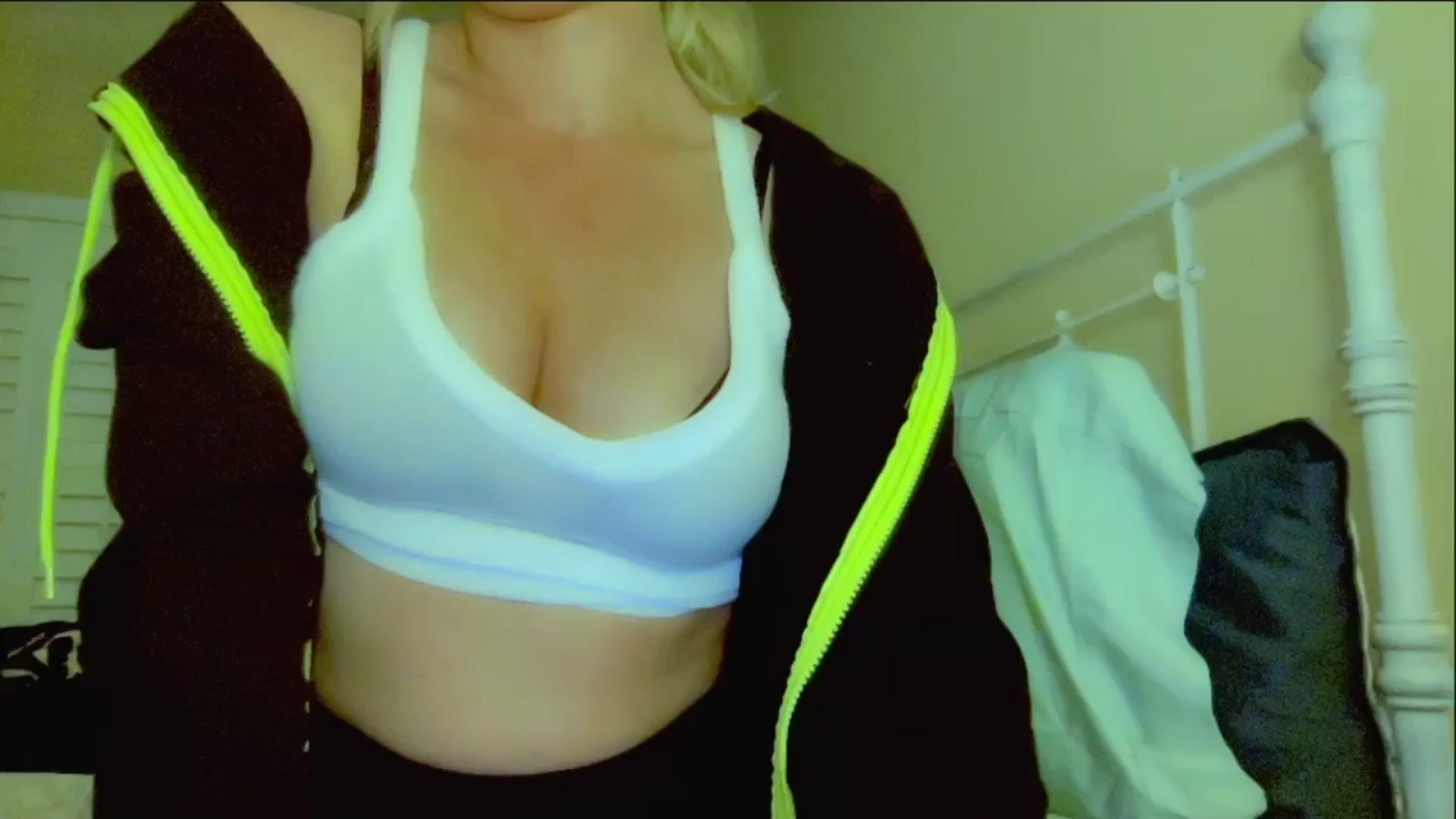 Gallery image thumbnail from Xonakitaxo's myfreecams stream on, 11/01/2024, 06:00 image 1 of 20