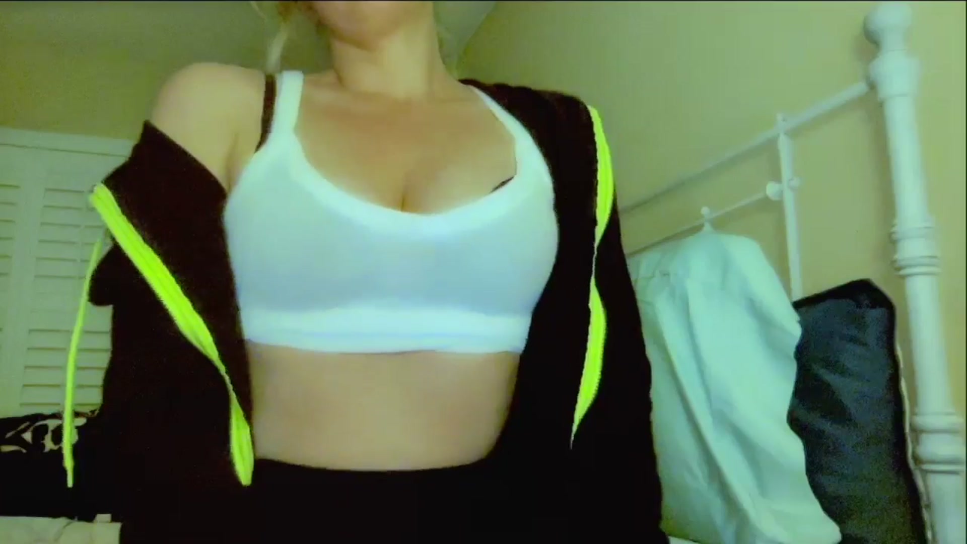 Gallery image thumbnail from Xonakitaxo's myfreecams stream on, 11/01/2024, 06:00 image 2 of 20