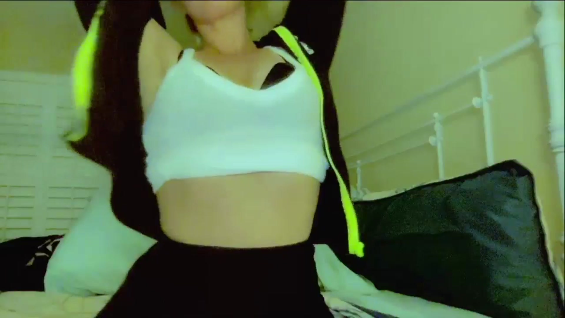 Gallery image thumbnail from Xonakitaxo's myfreecams stream on, 11/01/2024, 06:00 image 18 of 20