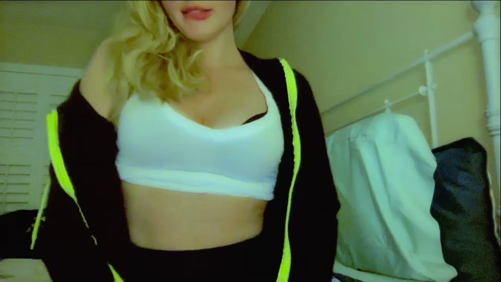 Gallery image thumbnail from Xonakitaxo's myfreecams stream on, 11/01/2024, 06:00 image 13 of 20
