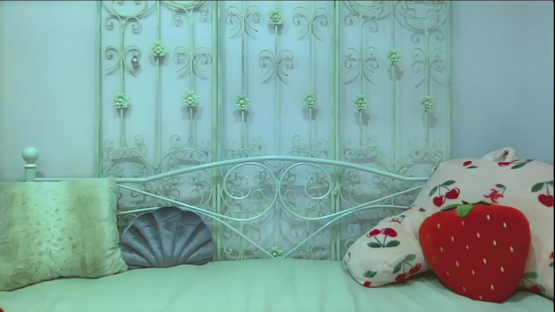 Gallery image thumbnail from Xonakitaxo's myfreecams stream on, 12/31/2024, 06:45 image 7 of 20