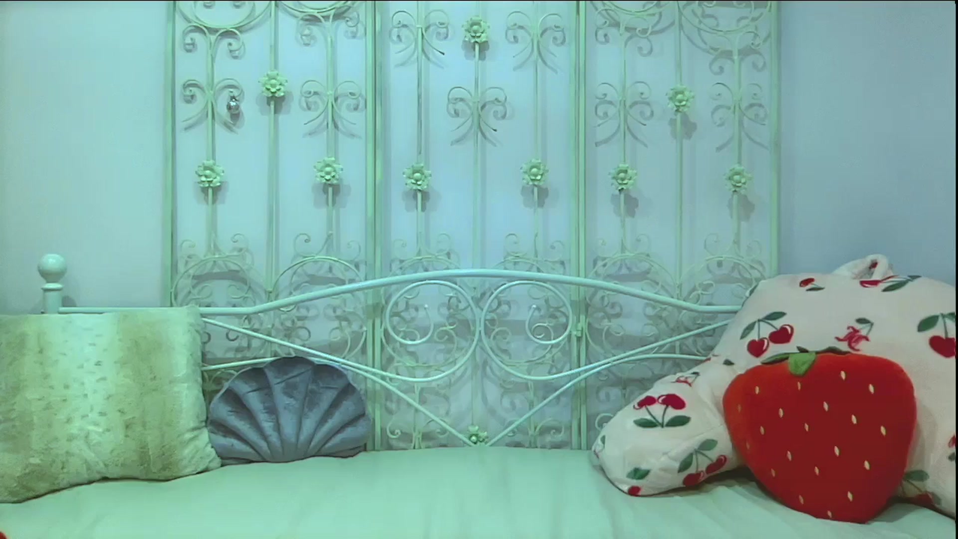 Gallery image thumbnail from Xonakitaxo's myfreecams stream on, 12/31/2024, 06:45 image 6 of 20