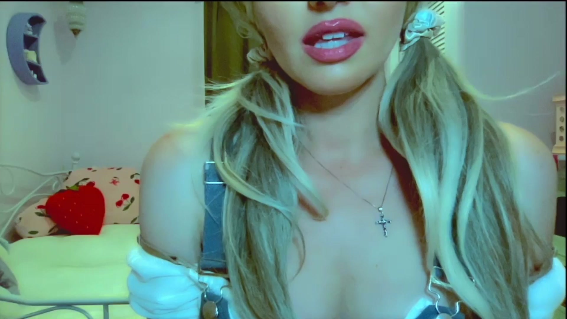Gallery image thumbnail from Xonakitaxo's myfreecams stream on, 05/01/2025, 23:47 image 8 of 20
