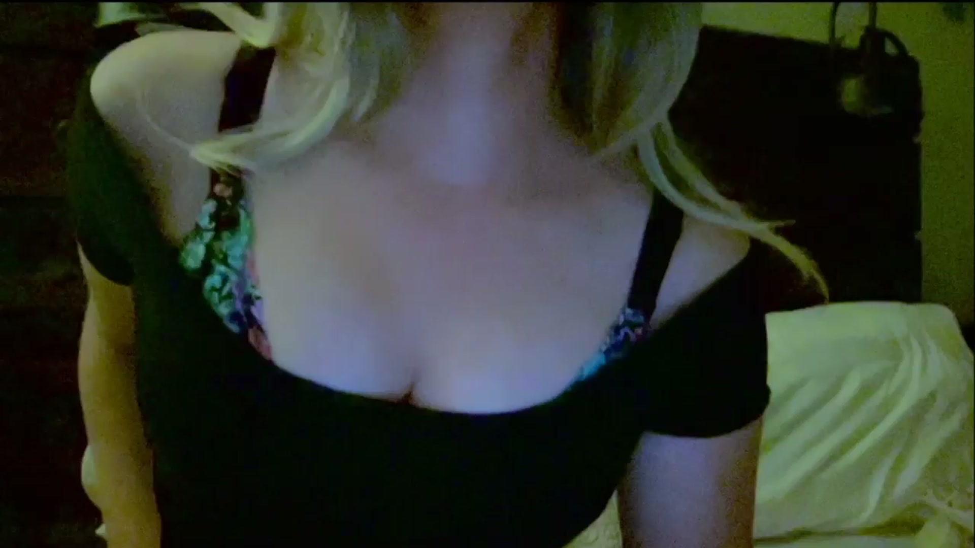 Gallery image thumbnail from Xonakitaxo's myfreecams stream on, 09/01/2025, 04:07 image 14 of 20