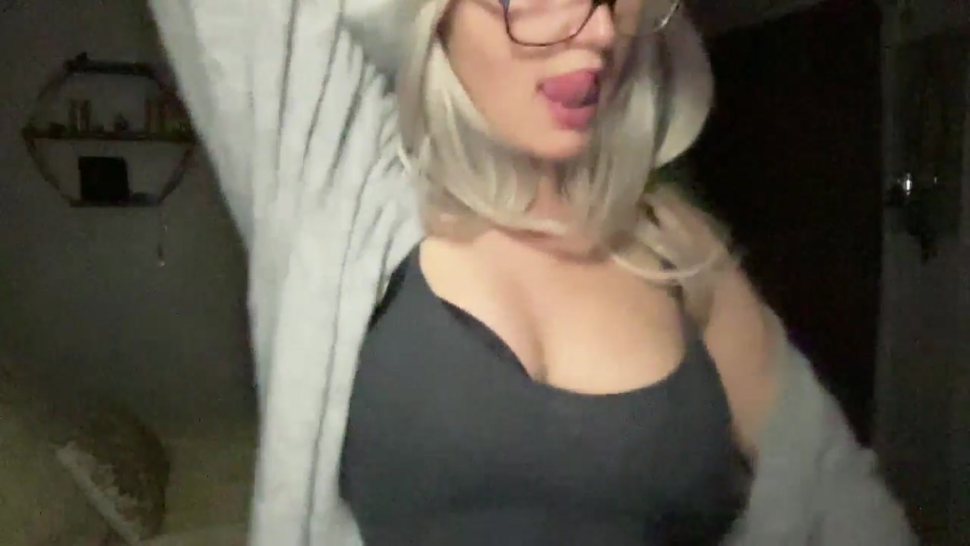Gallery image thumbnail from Xonakitaxo's myfreecams stream on, 12/22/2025, 01:19 image 9 of 20