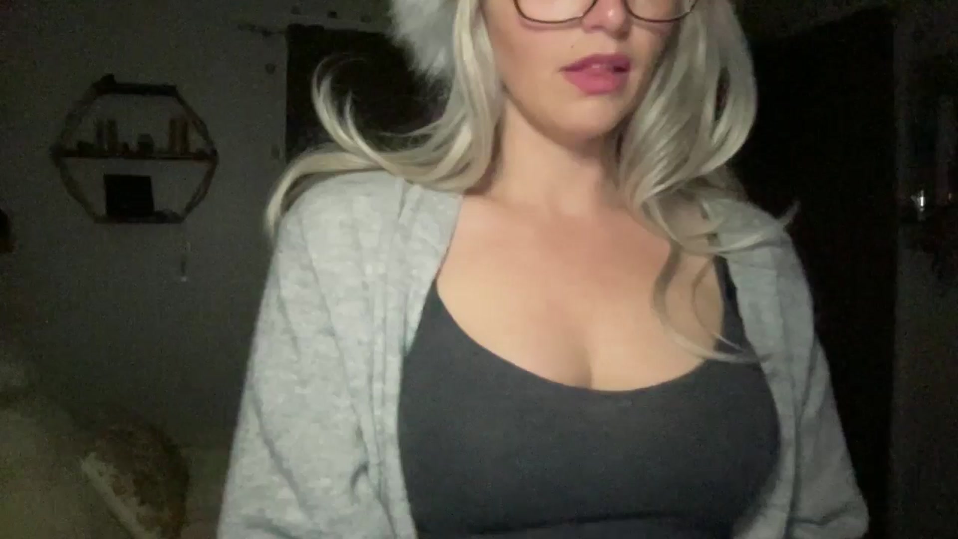 Gallery image thumbnail from Xonakitaxo's myfreecams stream on, 12/22/2025, 01:19 image 4 of 20