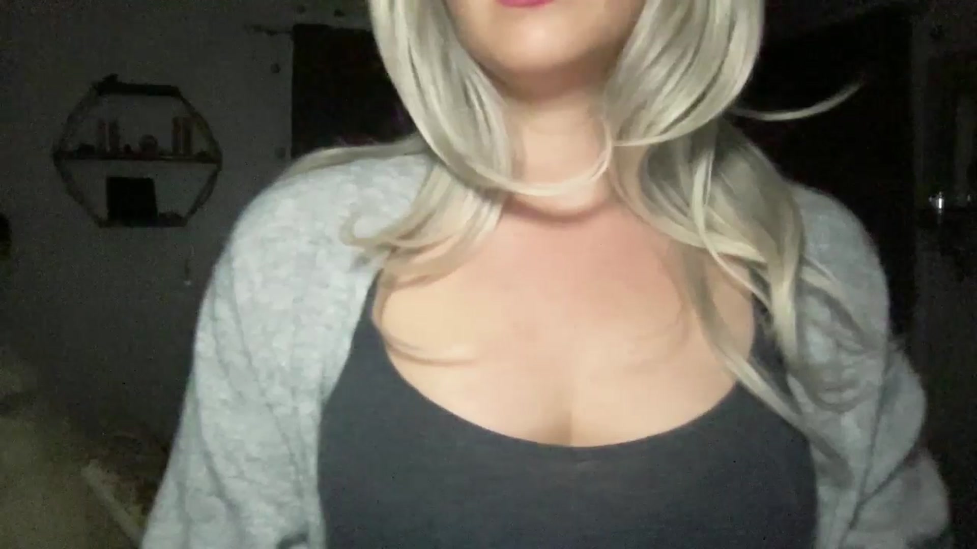 Gallery image thumbnail from Xonakitaxo's myfreecams stream on, 12/22/2025, 01:19 image 3 of 20