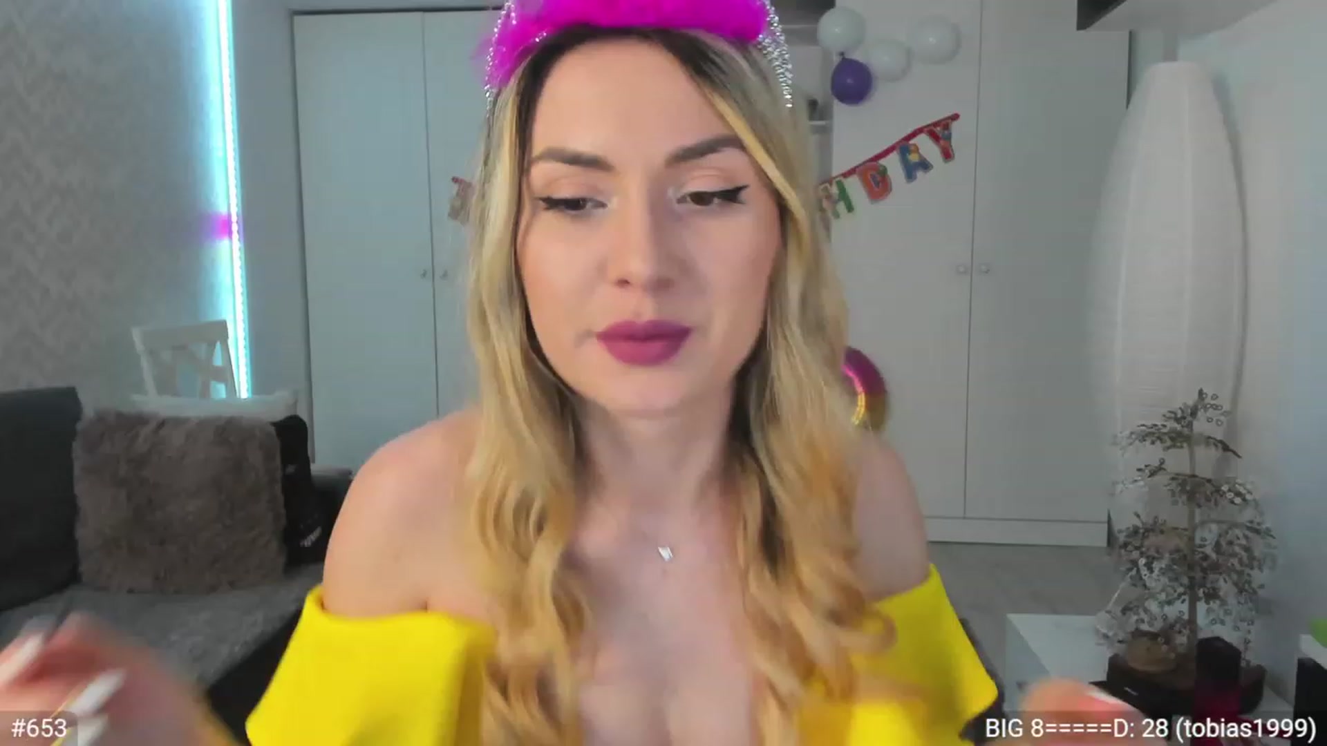 Gallery image thumbnail from Xonnie's myfreecams stream on, 01/31/2023, 24:06 image 3 of 20