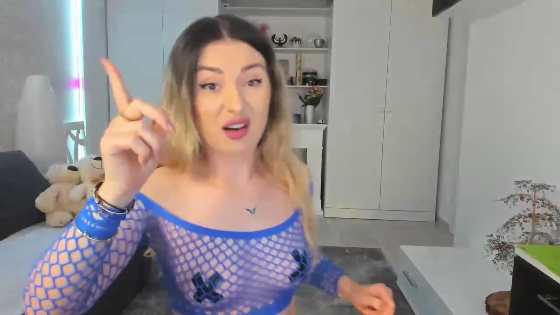 Gallery image thumbnail from Xonnie's myfreecams stream on, 07/16/2023, 23:39 image 4 of 20