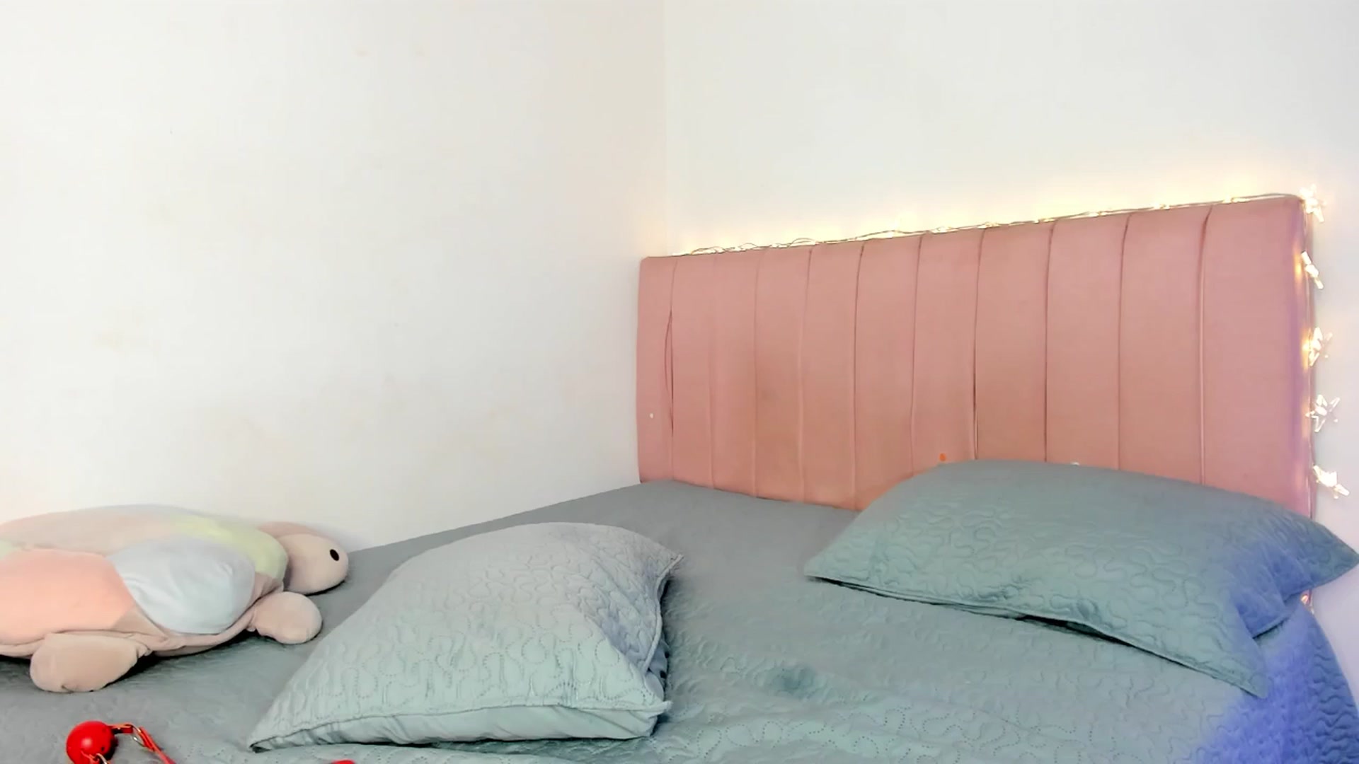 Gallery image thumbnail from Xoxo_danna's myfreecams stream on, 04/16/2025, 10:17 image 16 of 20