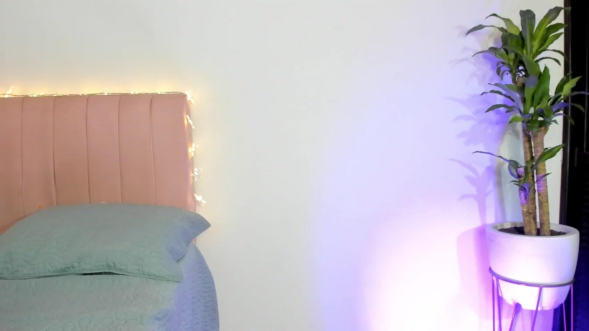 Gallery image thumbnail from Xoxo_danna's myfreecams stream on, 04/16/2025, 10:17 image 17 of 20