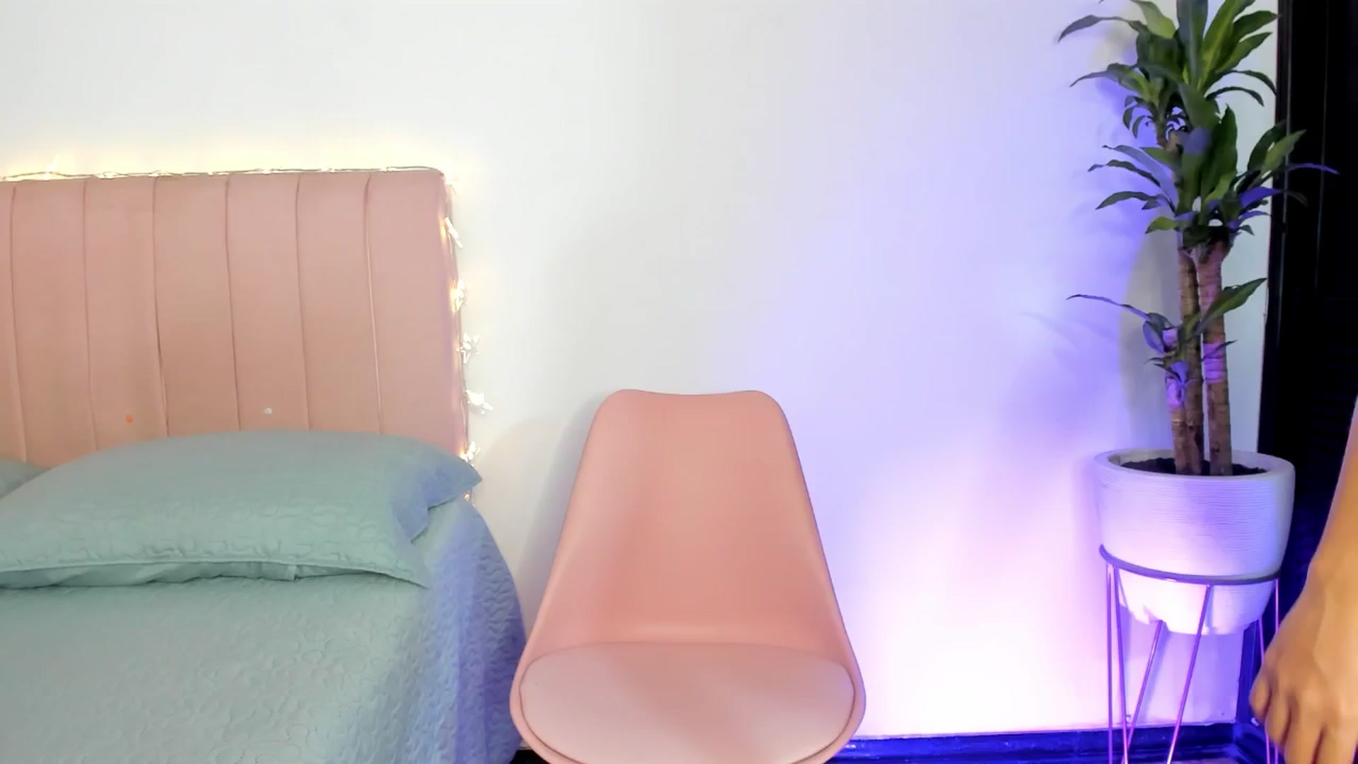 Gallery image thumbnail from Xoxo_danna's myfreecams stream on, 04/16/2025, 10:17 image 6 of 20