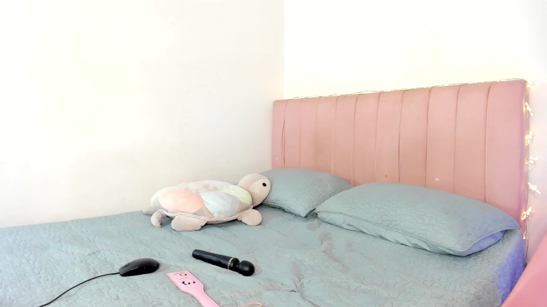 Gallery image thumbnail from Xoxo_danna's myfreecams stream on, 04/17/2025, 10:37 image 13 of 20