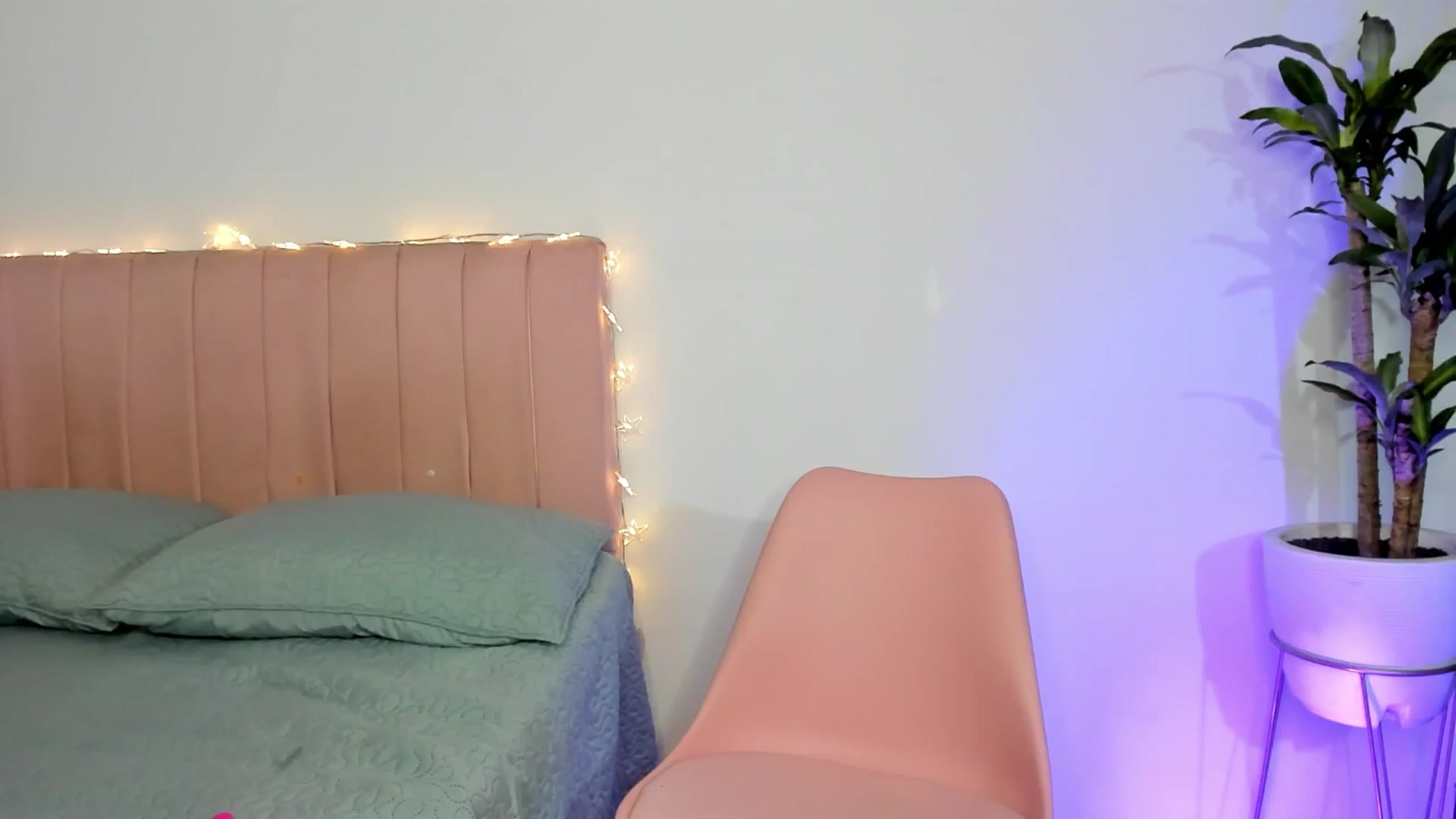 Gallery image thumbnail from Xoxo_danna's myfreecams stream on, 04/25/2025, 14:10 image 13 of 20