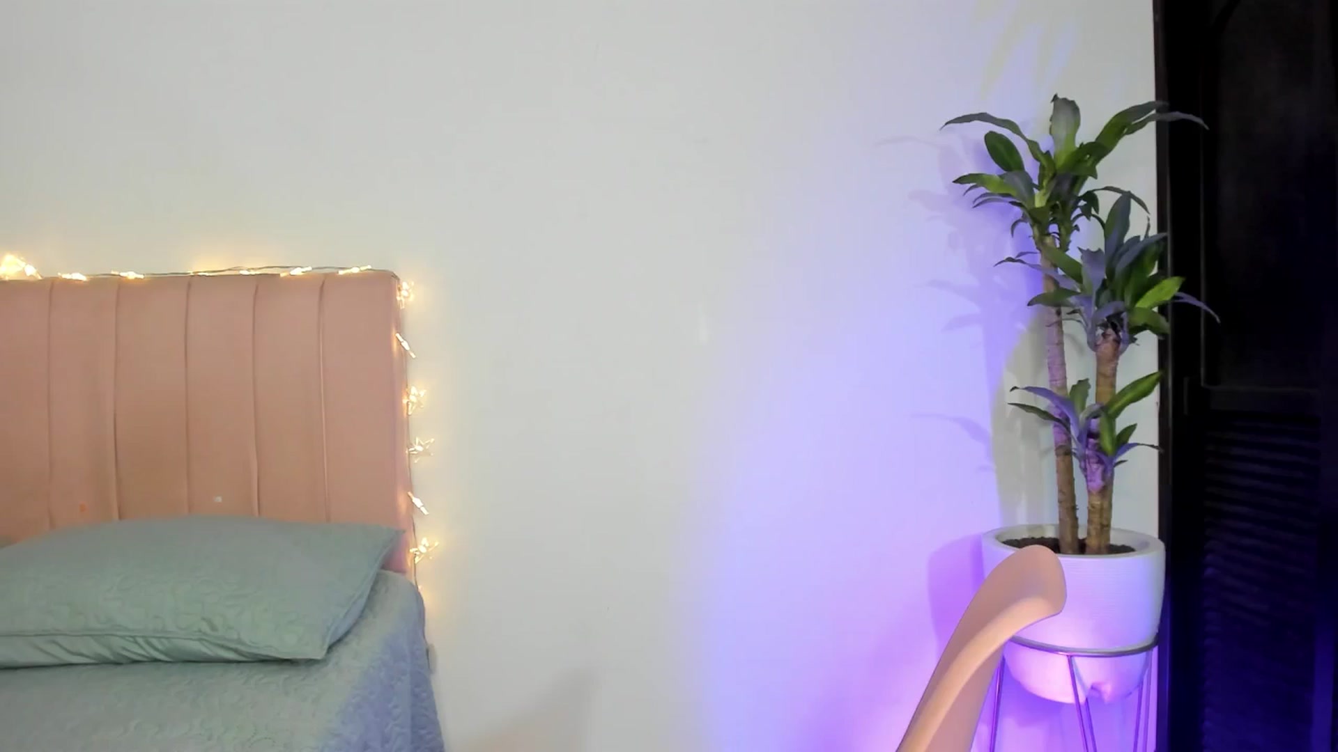 Gallery image thumbnail from Xoxo_danna's myfreecams stream on, 04/25/2025, 14:10 image 8 of 20