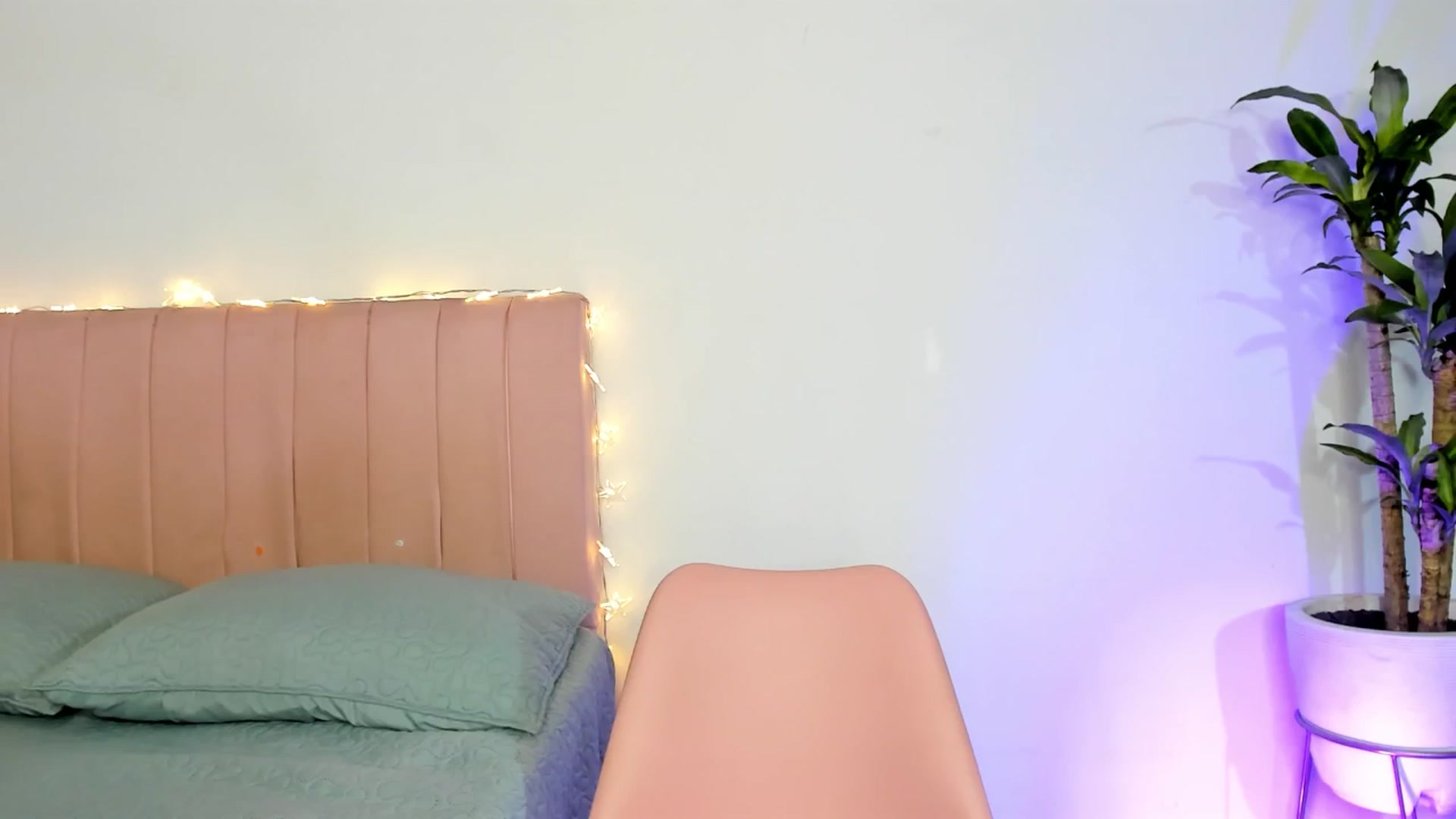 Gallery image thumbnail from Xoxo_danna's myfreecams stream on, 04/25/2025, 14:10 image 19 of 20