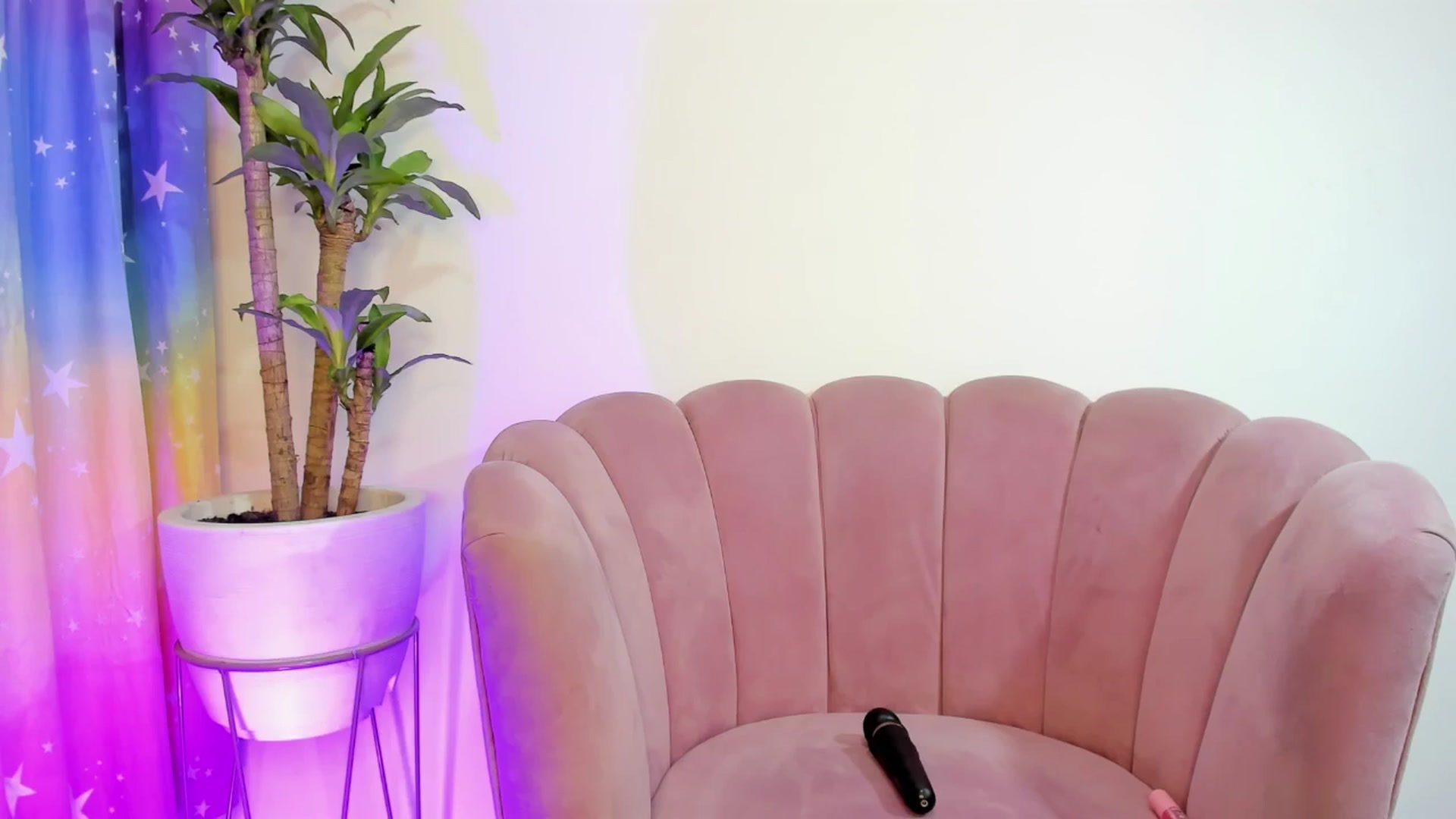 Gallery image thumbnail from Xoxo_danna's myfreecams stream on, 05/13/2025, 15:46 image 4 of 20