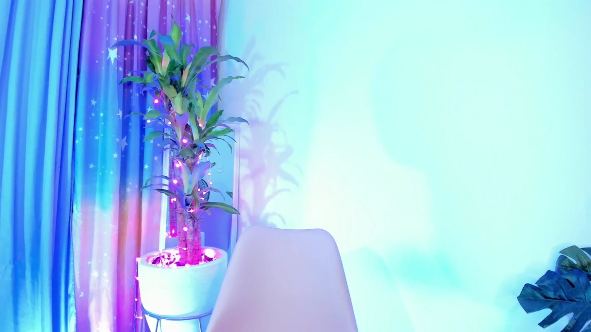 Gallery image thumbnail from Xoxo_danna's myfreecams stream on, 06/25/2025, 24:51 image 6 of 20