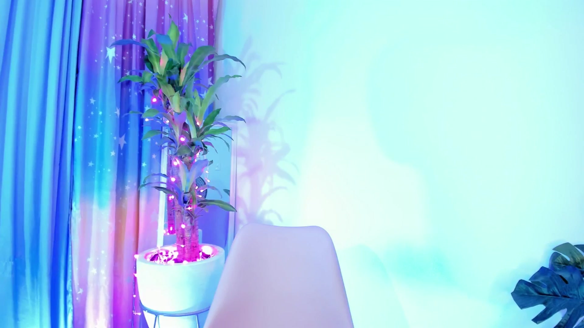 Gallery image thumbnail from Xoxo_danna's myfreecams stream on, 06/25/2025, 24:51 image 7 of 20