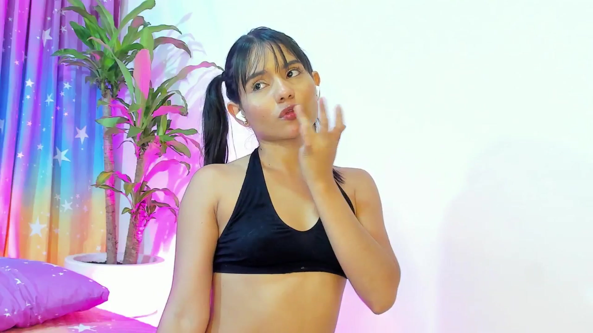 Gallery image thumbnail from Xoxo_danna's myfreecams stream on, 07/20/2025, 09:57 image 10 of 20