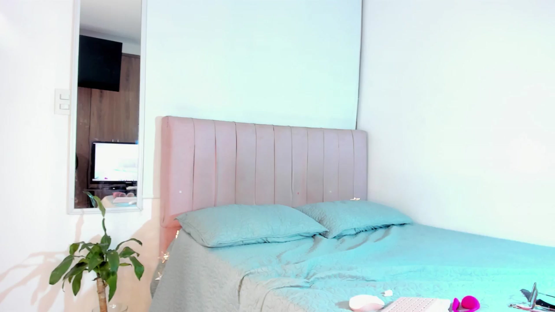 Gallery image thumbnail from Xoxo_danna's myfreecams stream on, 11/25/2025, 08:36 image 17 of 20
