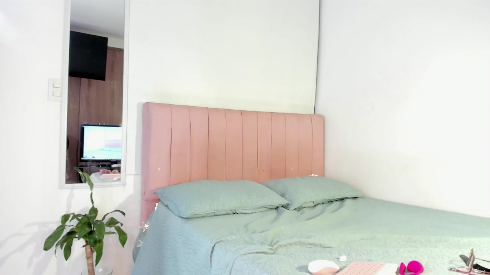 Gallery image thumbnail from Xoxo_danna's myfreecams stream on, 11/25/2025, 08:36 image 16 of 20