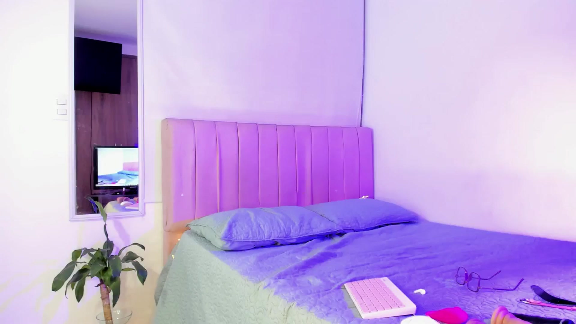 Gallery image thumbnail from Xoxo_danna's myfreecams stream on, 11/25/2025, 08:36 image 2 of 20